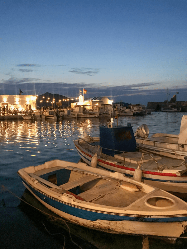 Inselhopping-Paros-Hafen-by-night